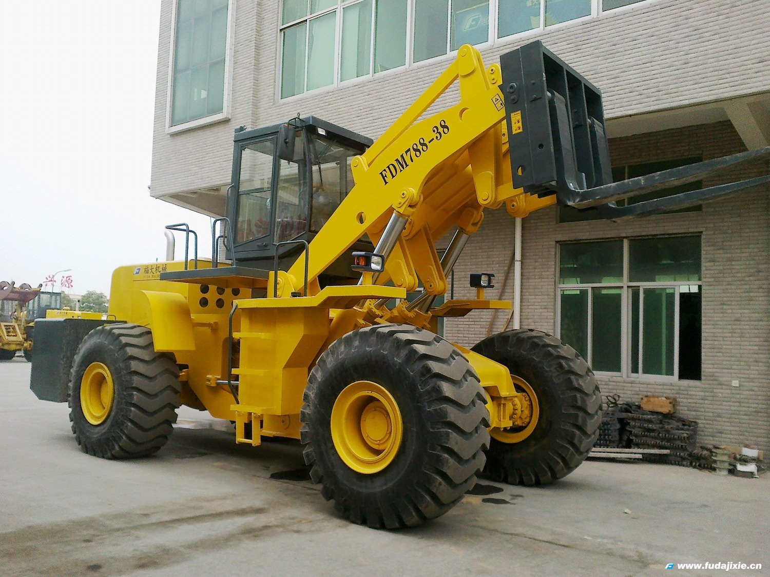 开元在线手机版（大中国区）38吨叉装车亮相2012年厦门石材展