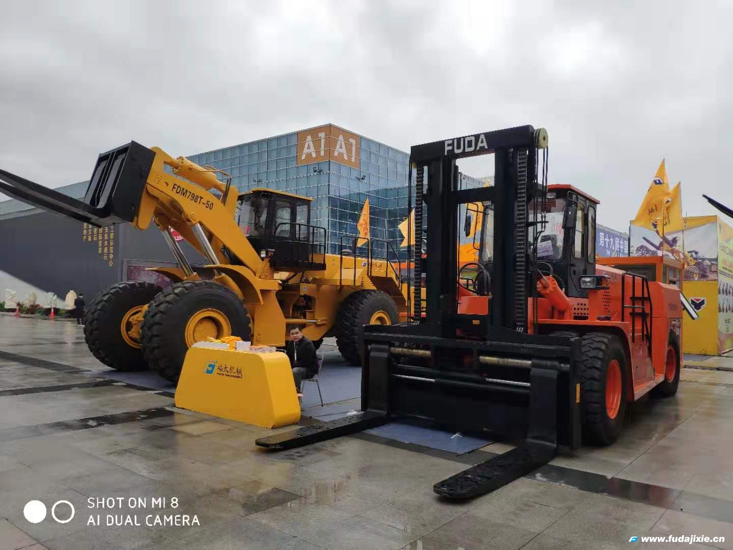 开元在线手机版（大中国区）50吨叉装车亮相2019年厦门石材展